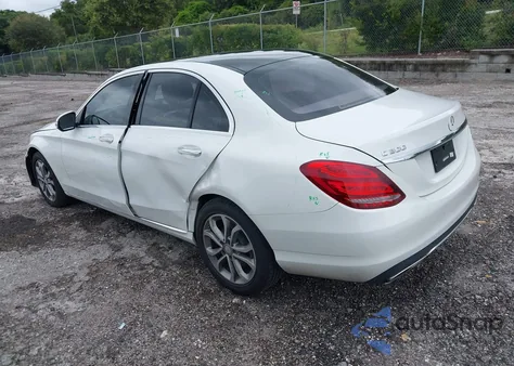 2015 Mercedes-Benz C 300 4Matic z USA, uszkodzony, nr VIN 55SWF4KB1FU081467